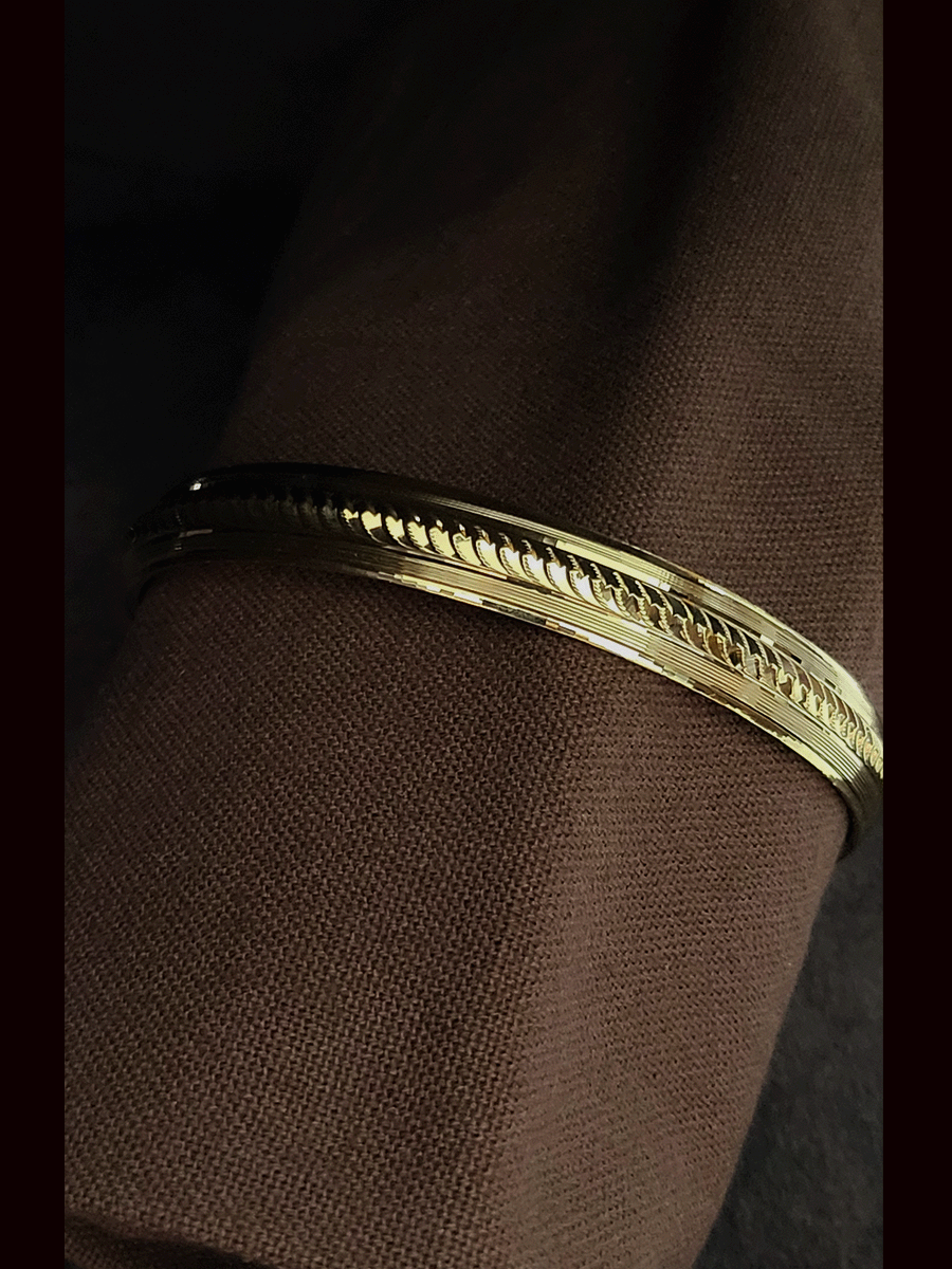 Gold plated lines and center rope self design men's kada