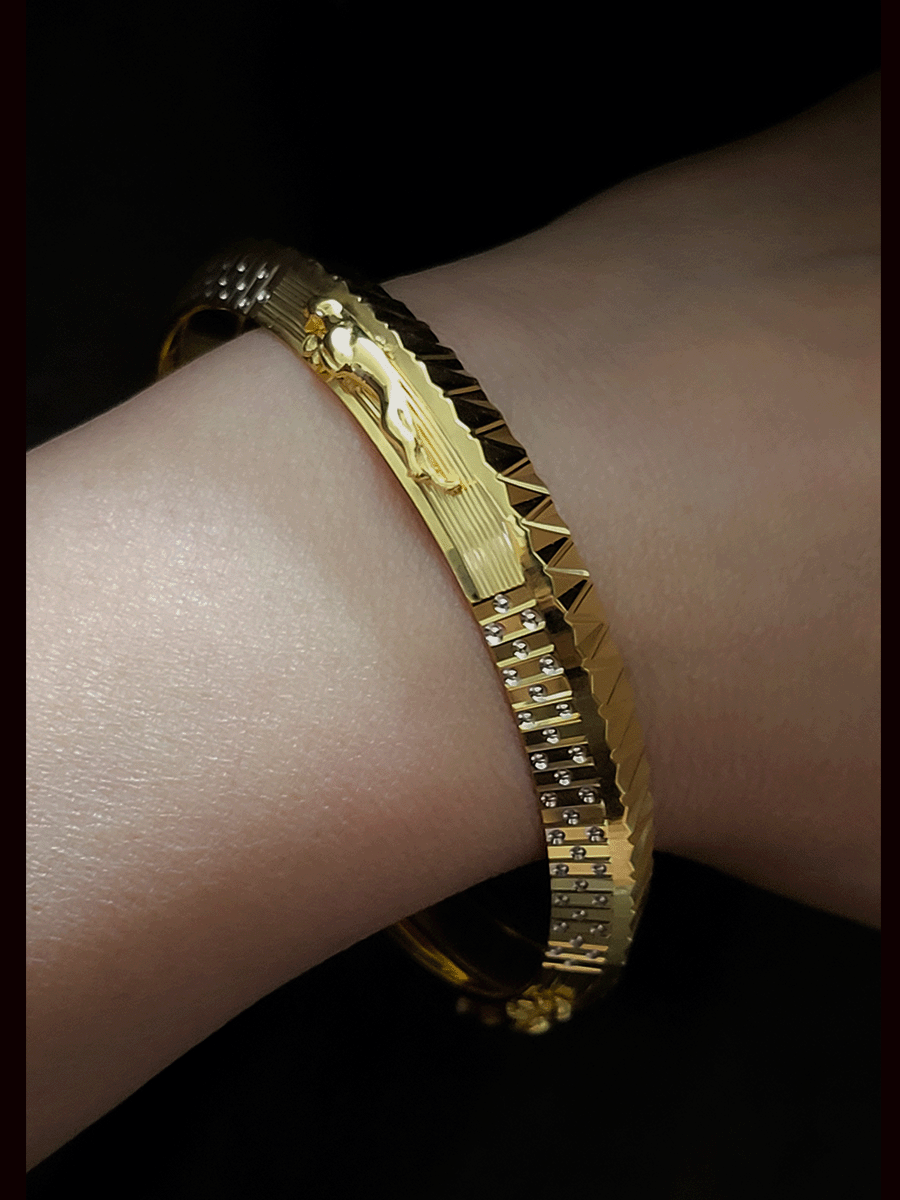 Wavy design on one side and dotted rhodium on other with jaguar motif's men's kada