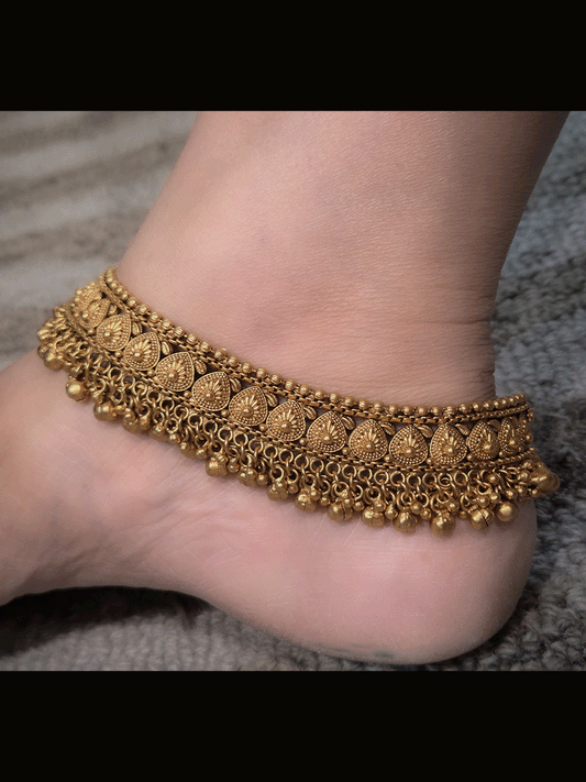 Broad leaf design heavy anklets with ghunghru hangings