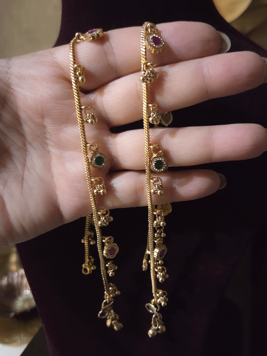 Ruby and green flower tukdies and ghunghru hangings in chain anklets