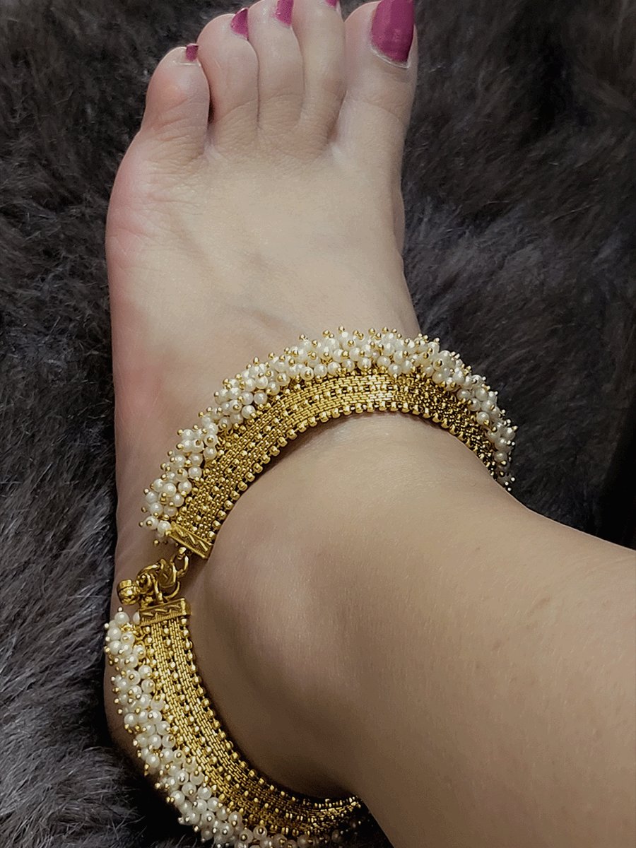 Broad chain 1cm dotted design anklets with pearly cluster lace
