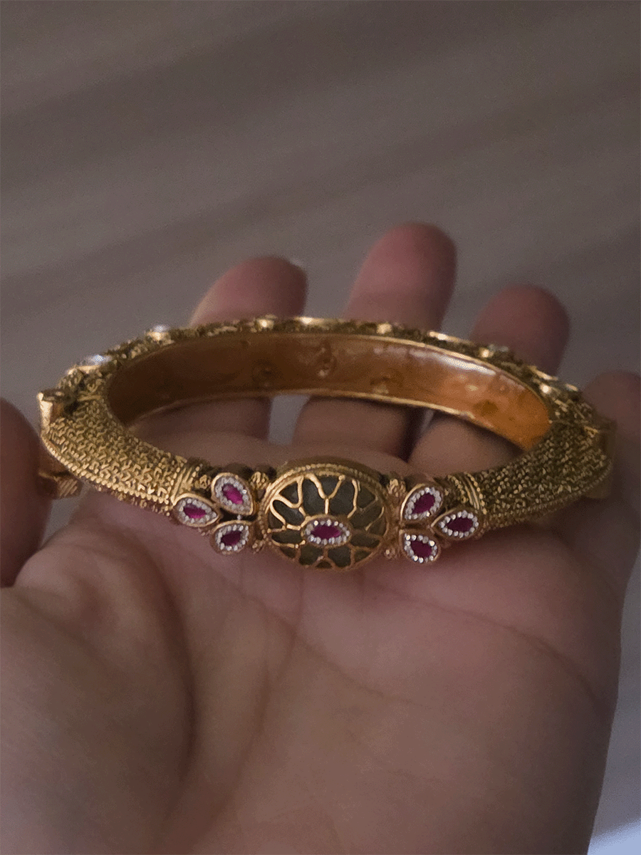 Aqua stone center with ruby leaf design oval shaped single openable kundan kada