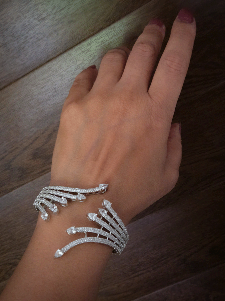 Five zircon studded line arrow head design openable bracelet(fits to size 2'6 and 2'8)