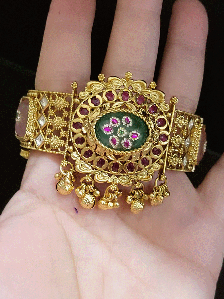 Oval mint stone openable single kundan kada with pink stone on sides and ghunghru hangings