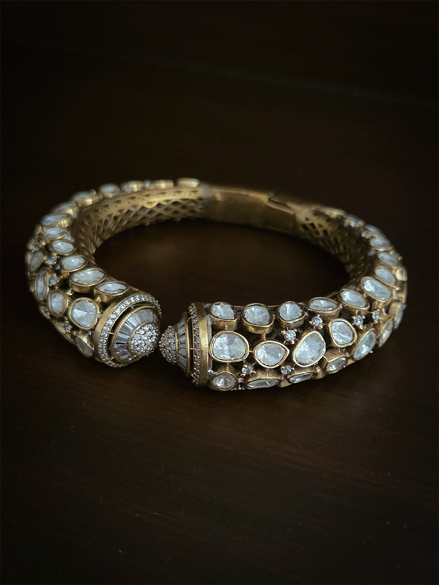 Single openable white stones studded mouth moissanite kada in antique gold finish(Fits to size 2'6 and 2'8)