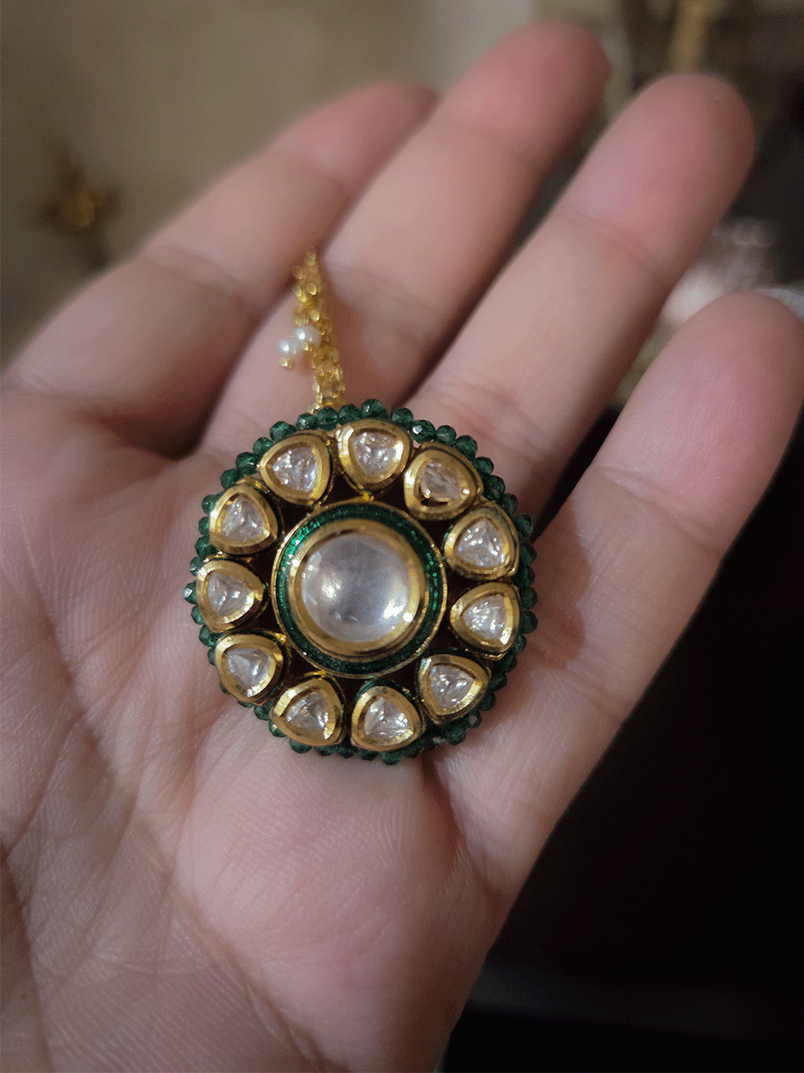 Kundan embedded with bead pirohi on edge borla maang tika