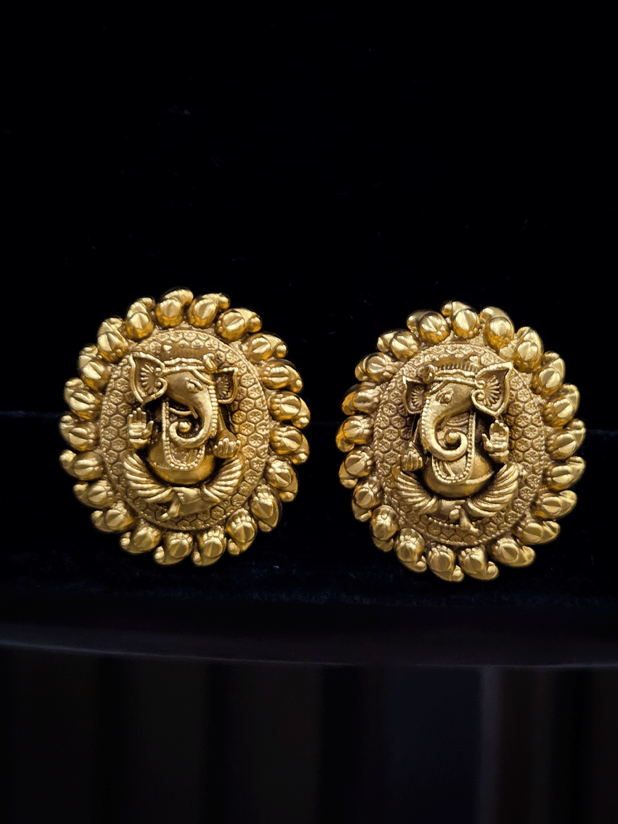 Oval ganpatiji studs with paisley design lace(L-3cm)