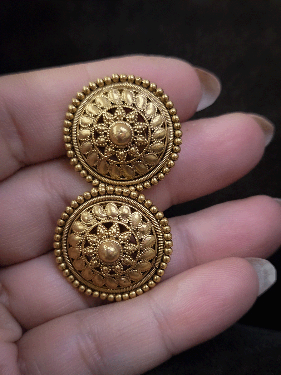 Traditional gold finish flower center design studs with dotted design on circumference