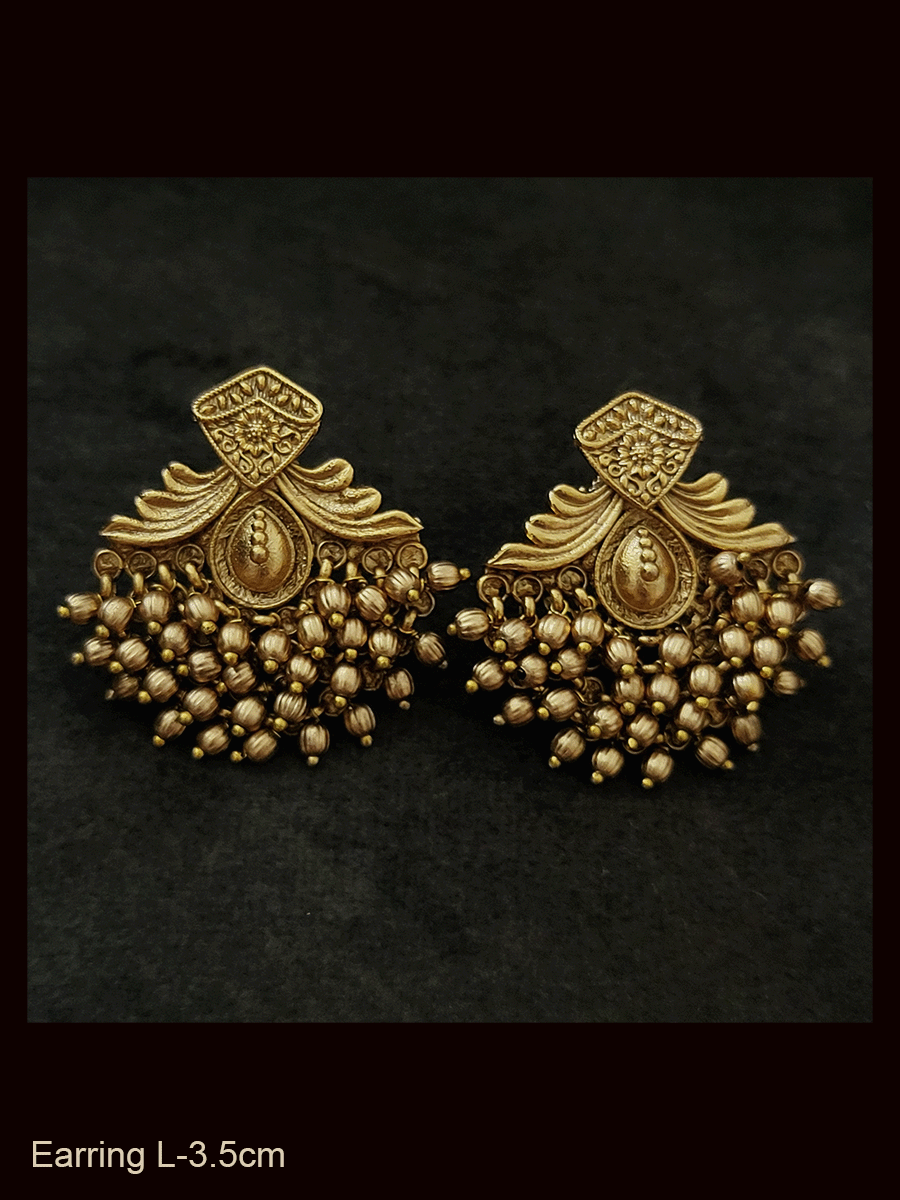 मनके क्लस्टर के साथ पारंपरिक डिजाइन बालियां