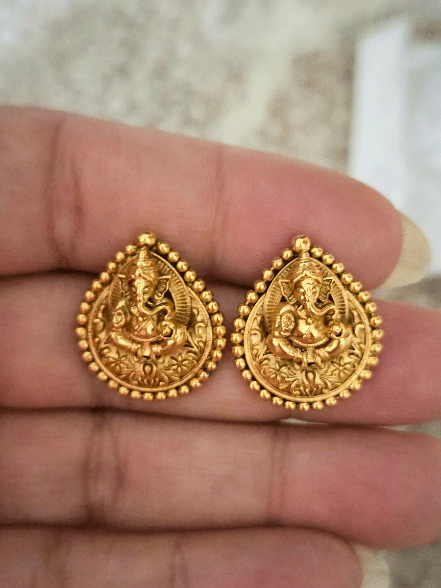 Ganpatiji motif in leaf shaped self design studs
