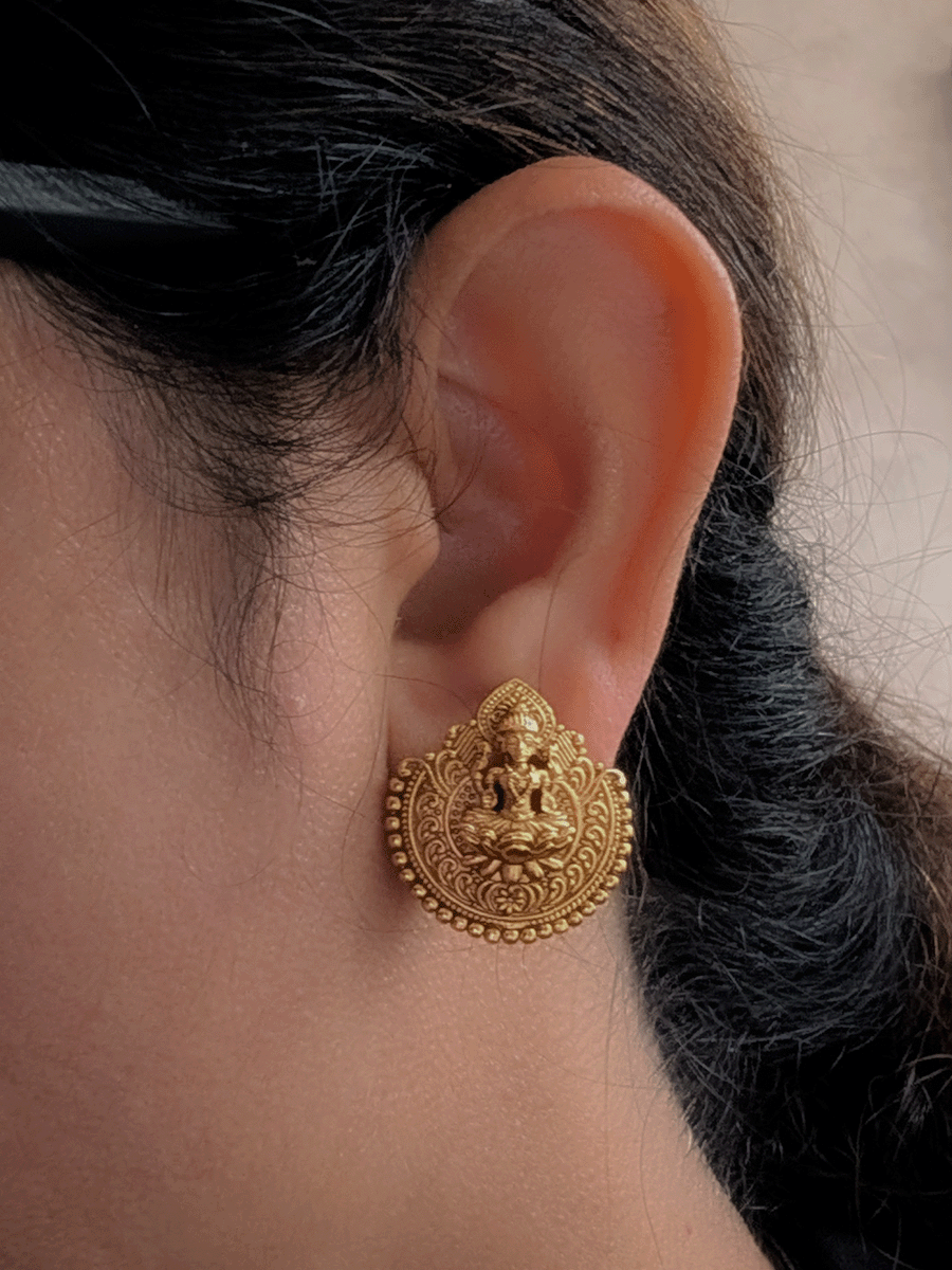 Semi circular design laxmiji studs(l-2.5cm)