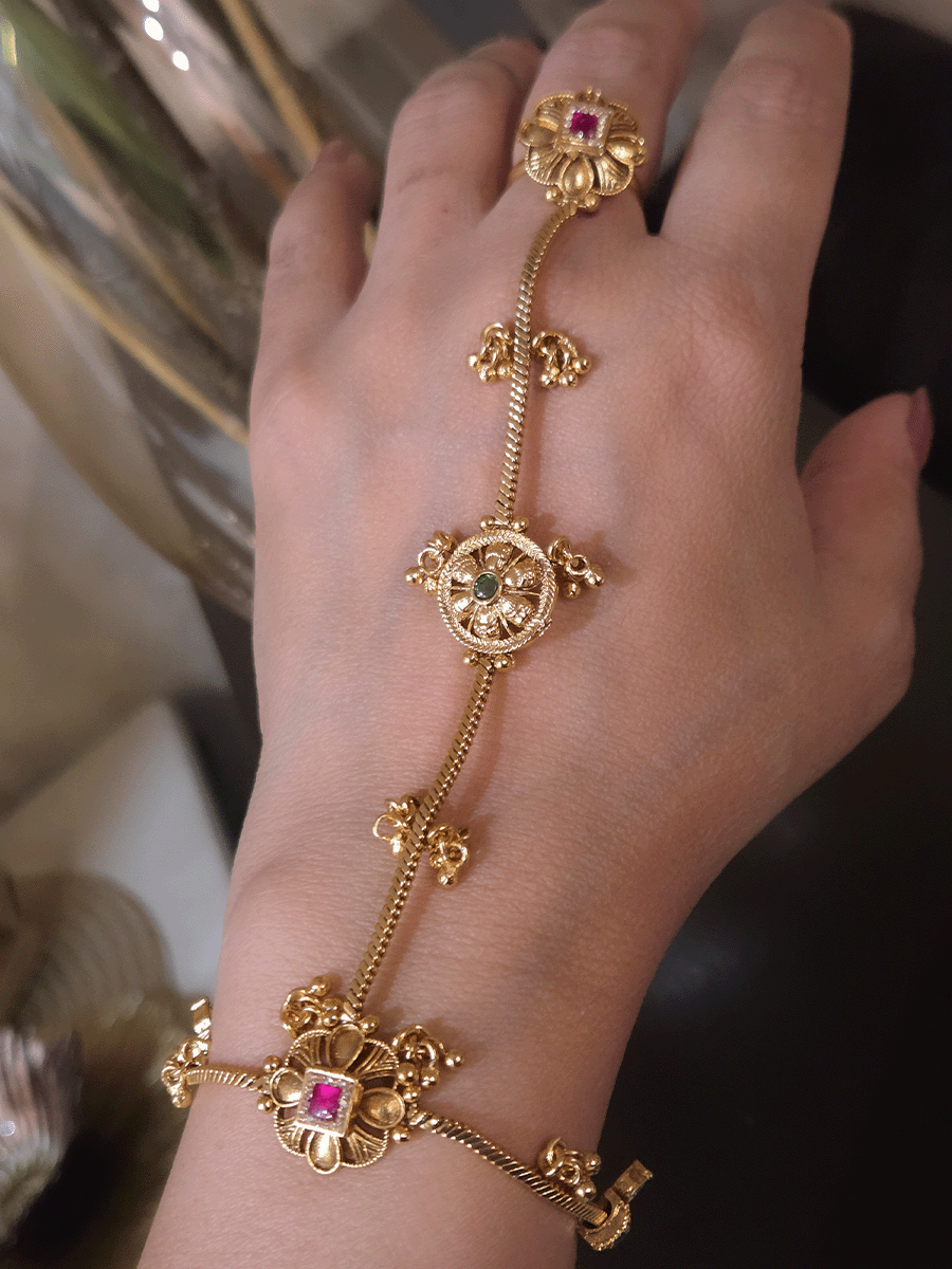 Flower design ghunghru hangings on chain hathphool(one piece)