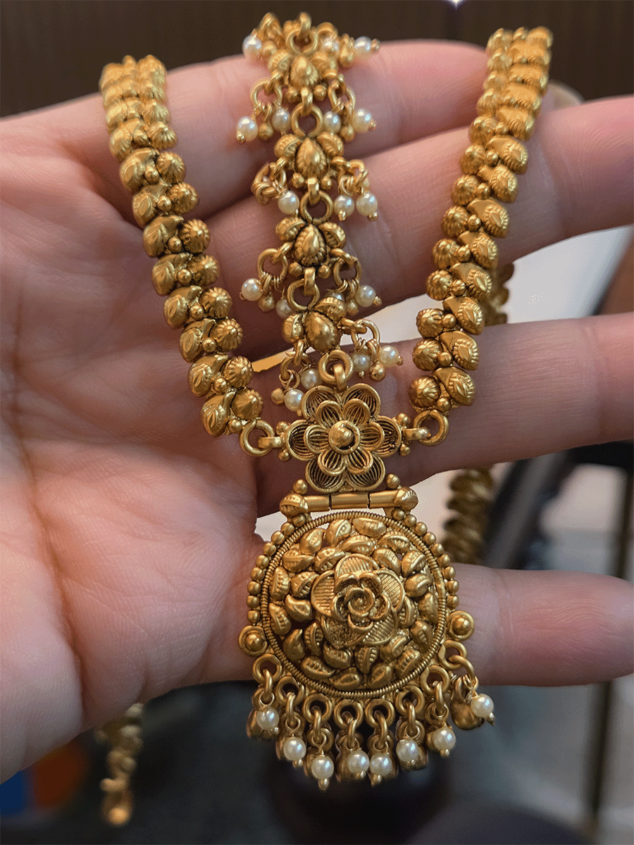 Flower and paisley design center mathapatti with pearly hangings