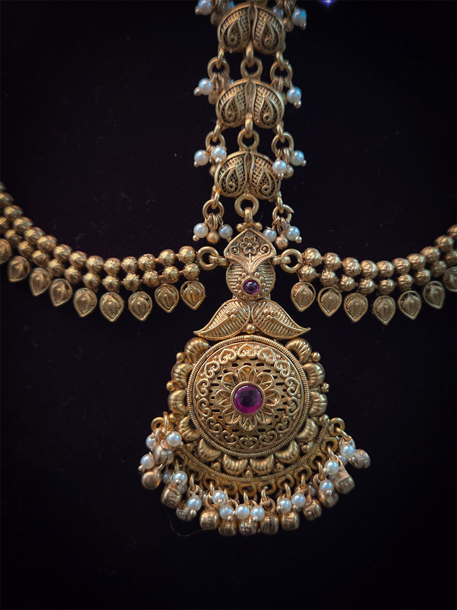 Circular flower center with leaf top with leaf side chain mathapatti