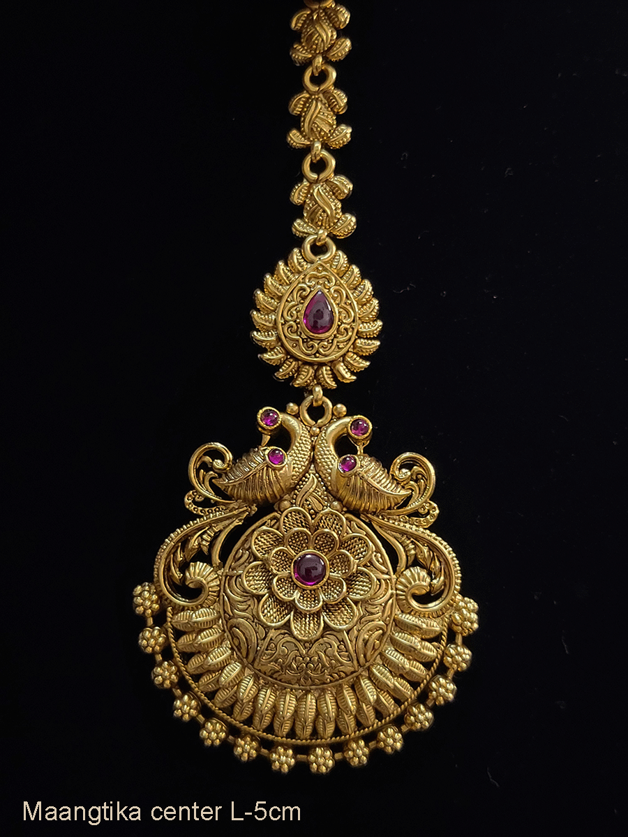 मोर की आकृति के मांगटीका के साथ फूल डिजाइन