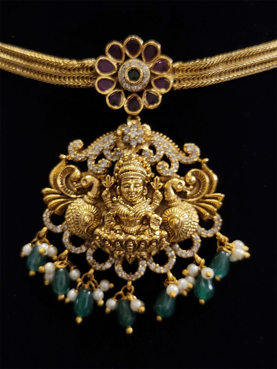 हरी बूंदों वाला लक्ष्मीजी सेंटर पेंडेंट, किनारों पर चेन के साथ सेट