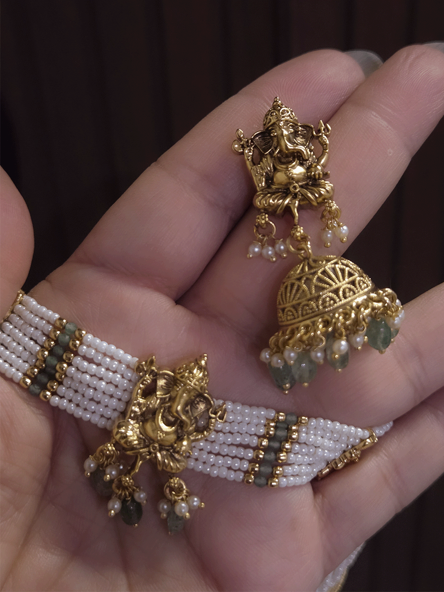 Ganpatiji motif in center with side cheed strings chik set with aqua drops