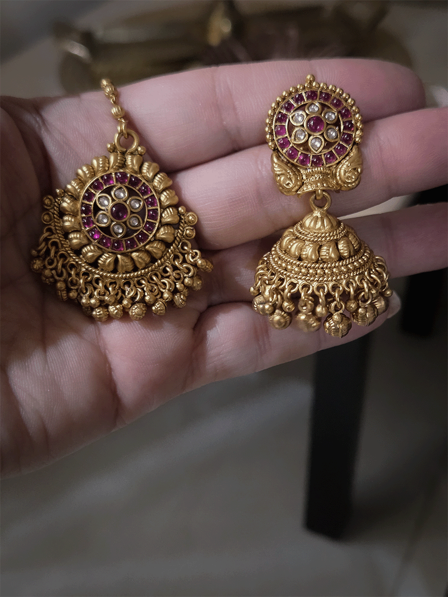 Circular ruby stone and kundan design with side paisley carving on 7cm broad choker set