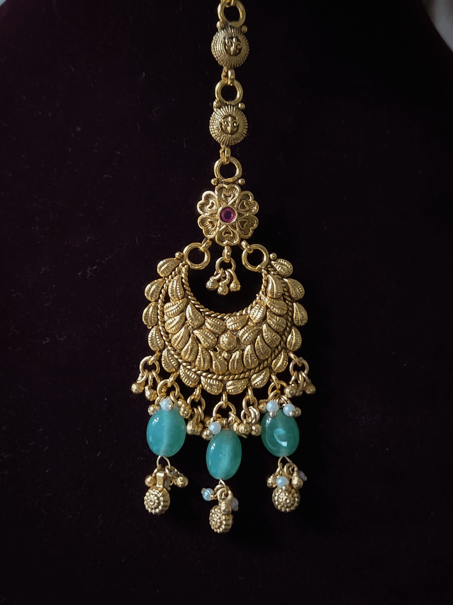 Paisley top design with kundan tukdi center mesh design 13cm long set with green drops