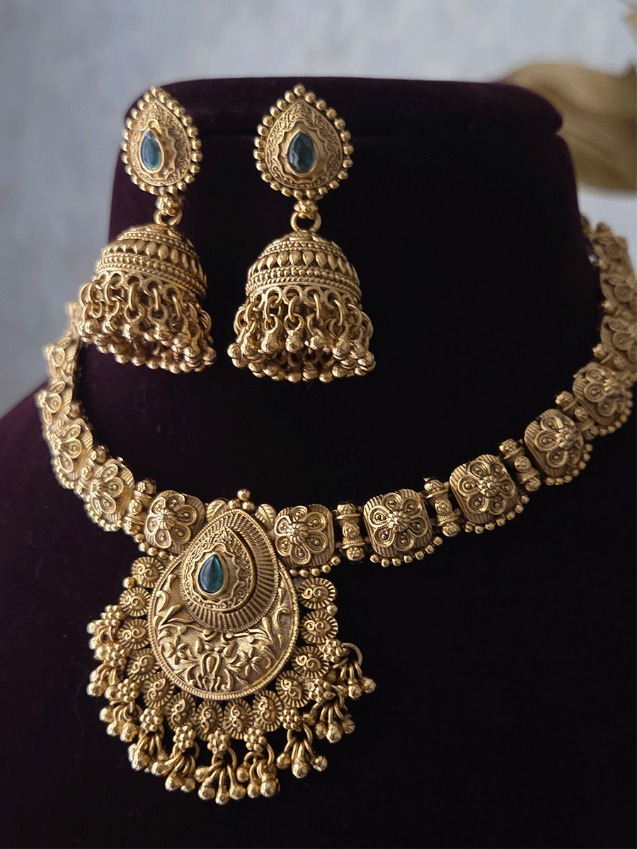 Tear drop stone center with ghunghru hangings set with flower design side string