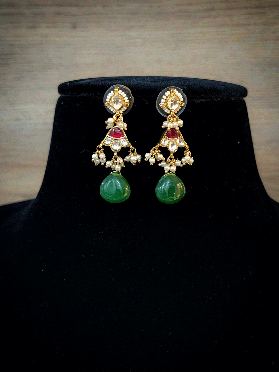 Paachi kundan long tukdi in center set with green drop and side leaf shaped kundan string