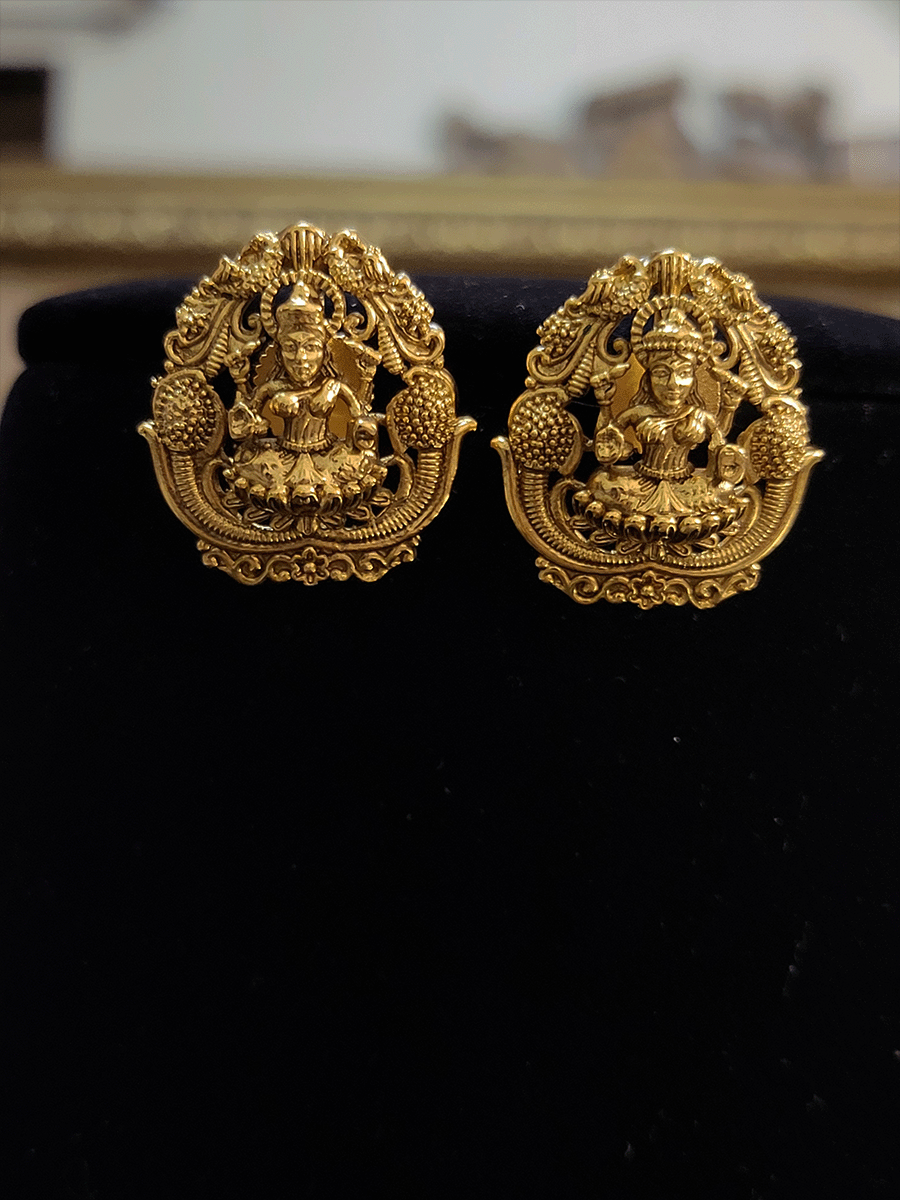 Oval self design laxmiji pendant set