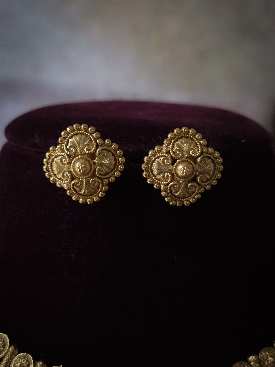 Circular self design classy necklace set with dotted design bottom lace