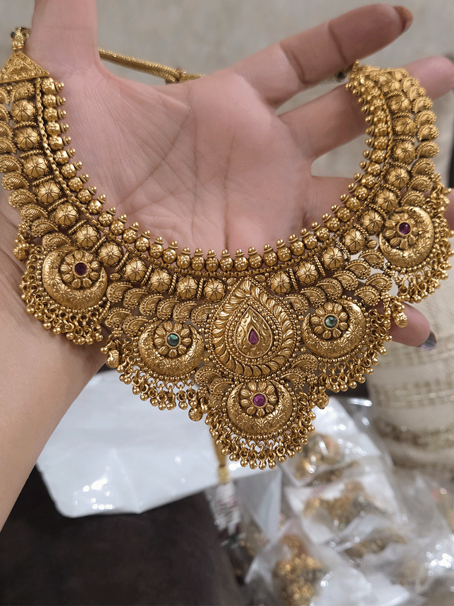 Leaf design center with circular self flower design with ghunghru hangings broad set