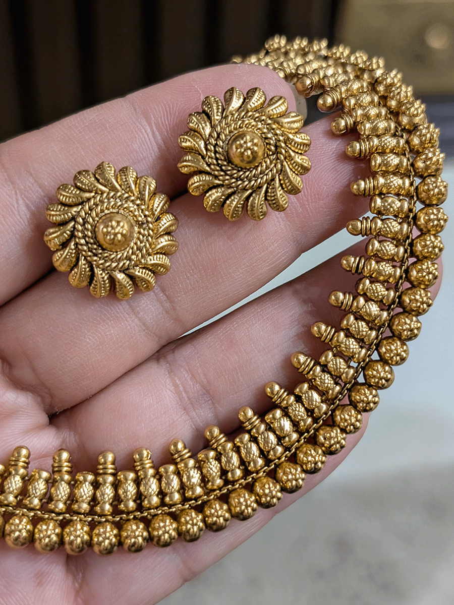 Classy flower engraved on gold bead lace on one side traditional design set