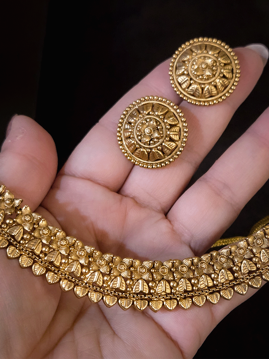2 cm broad flower and heart carving choker set with studs