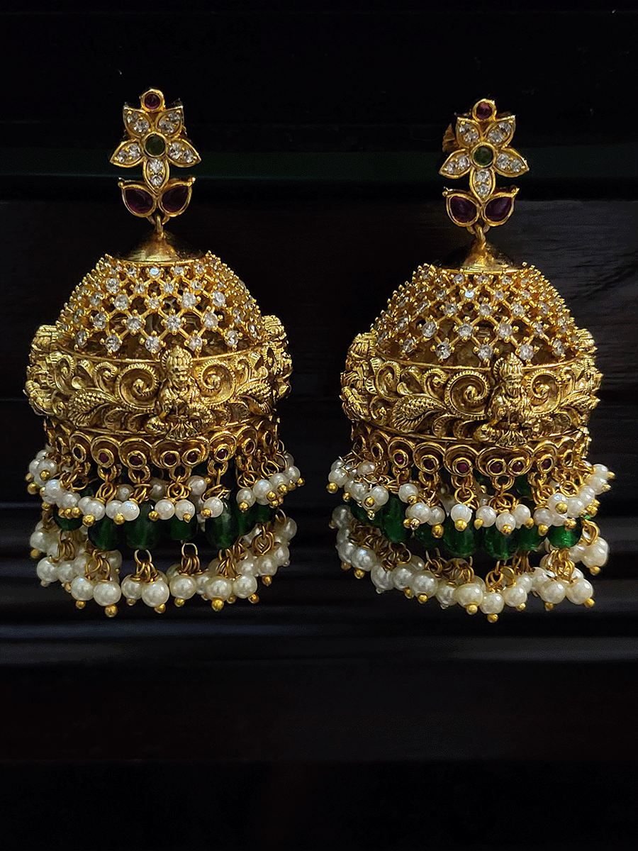 రూబీ స్టోన్స్ టాప్ మెష్ డిజైన్ లక్ష్మీజీ విశాలమైన ఆకుపచ్చ చుక్కలు మరియు క్లిష్టమైన సైడ్ డిజైన్తో సెట్ చేయబడింది