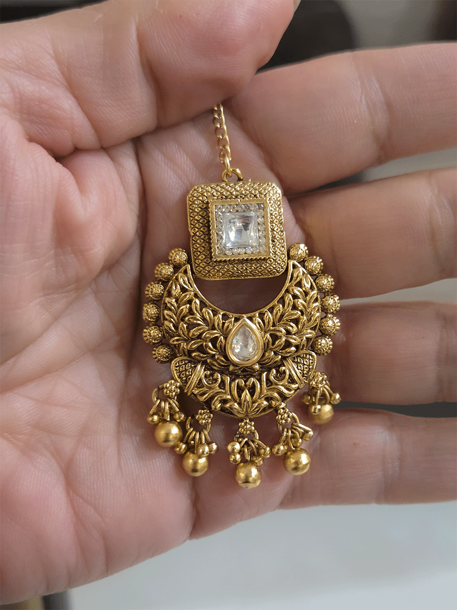 Gold bead lace on top of intricately carved choker set with square kundan in center