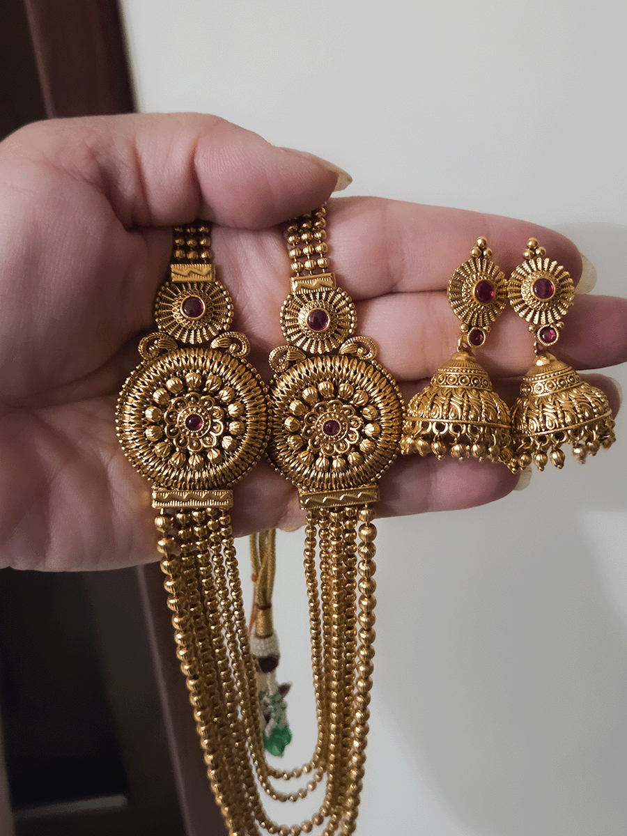 Circular flower design with ruby stone side brooches five gold bead strings set