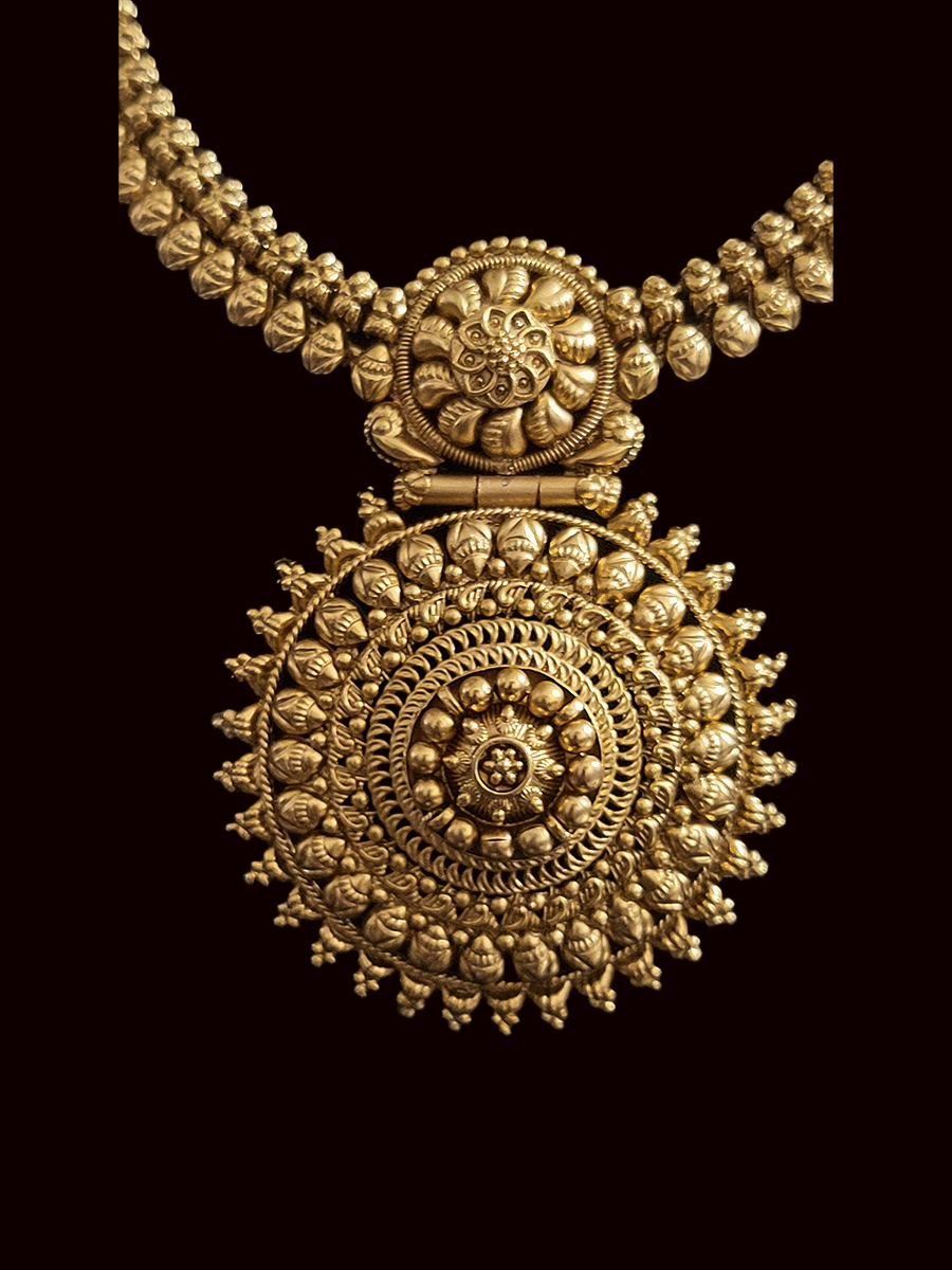 Round bold flower design pendant with leaf design side chain