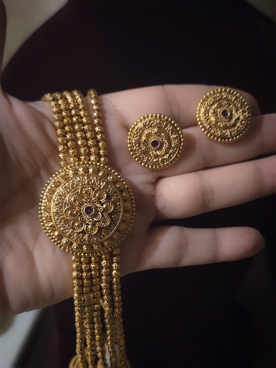 Circular flower design choker set with ruby stone in center and side 5 gold bead chains