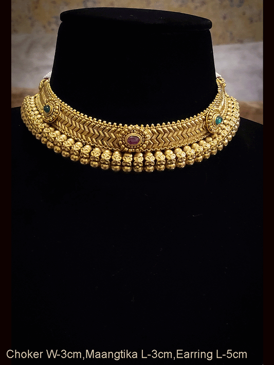 Stone studded 3cm broad choker set with gold bead lace on one side