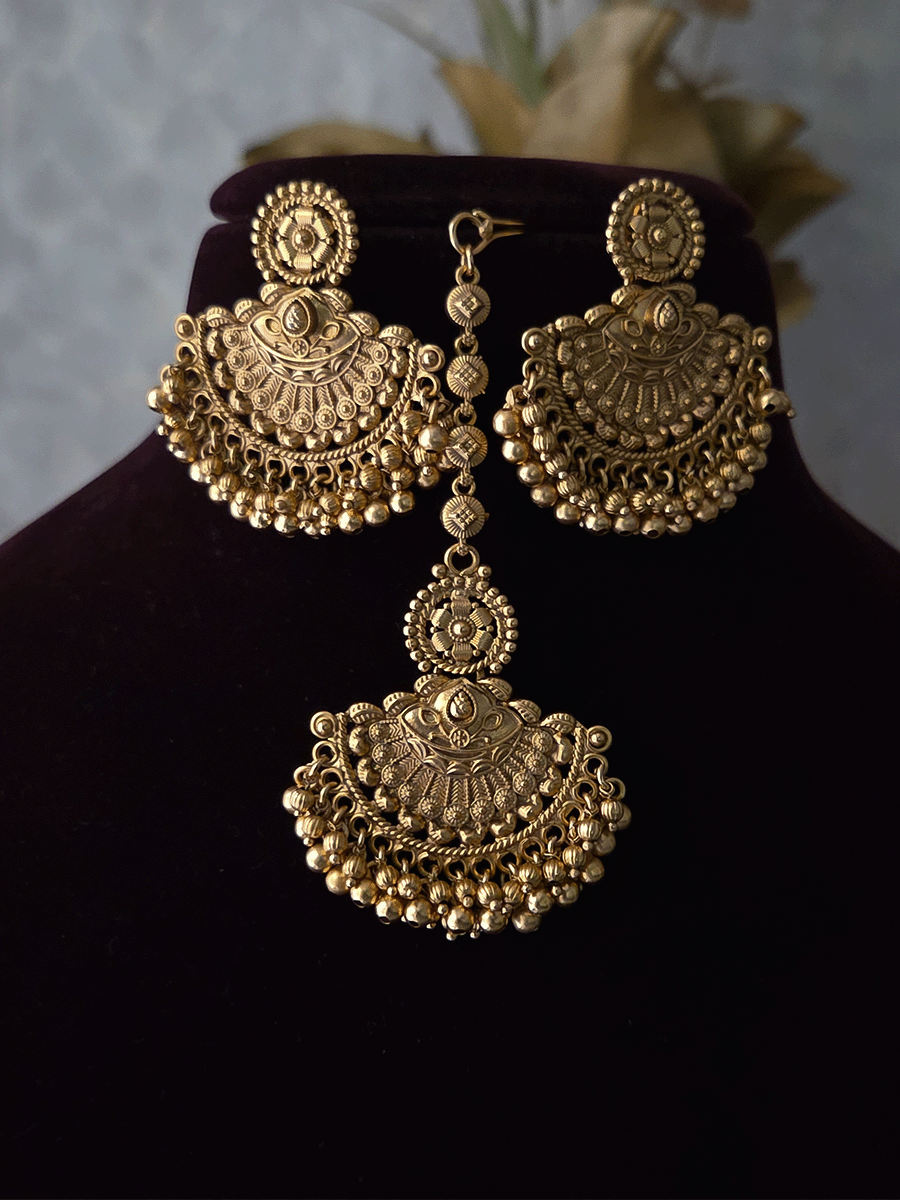 Semi circular flower design engraved ghunghru hanging tukdies with flower design chain set