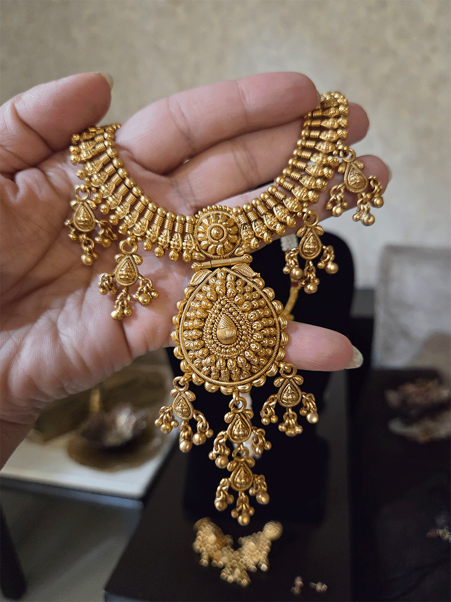 1.5cm broad chain with leaf center design set with leaf drop tukdies