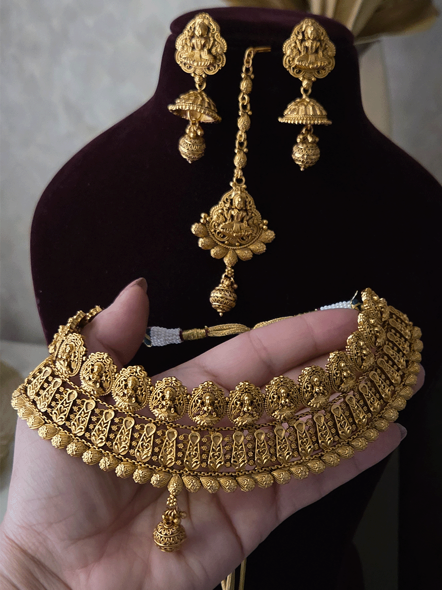 Laxmiji motif's lace on top edge and leaf design lace on bottom side of 4cm broad choker set