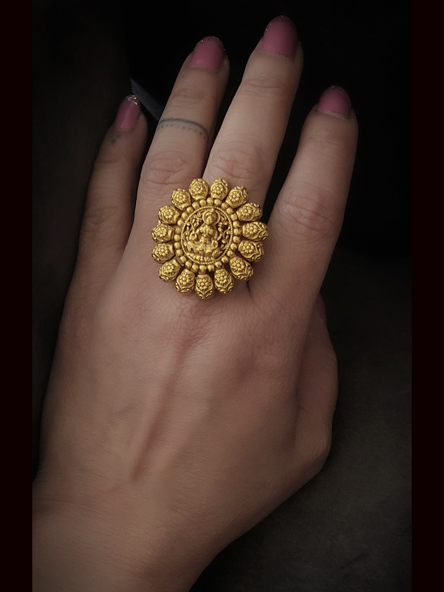 Laxmiji center with self design on leaves edge adjustable ring