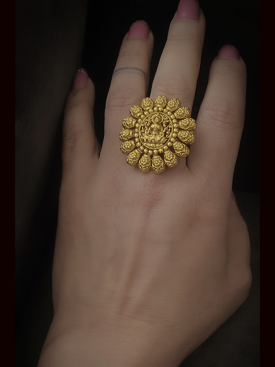 Laxmiji center with self design on leaves edge adjustable ring