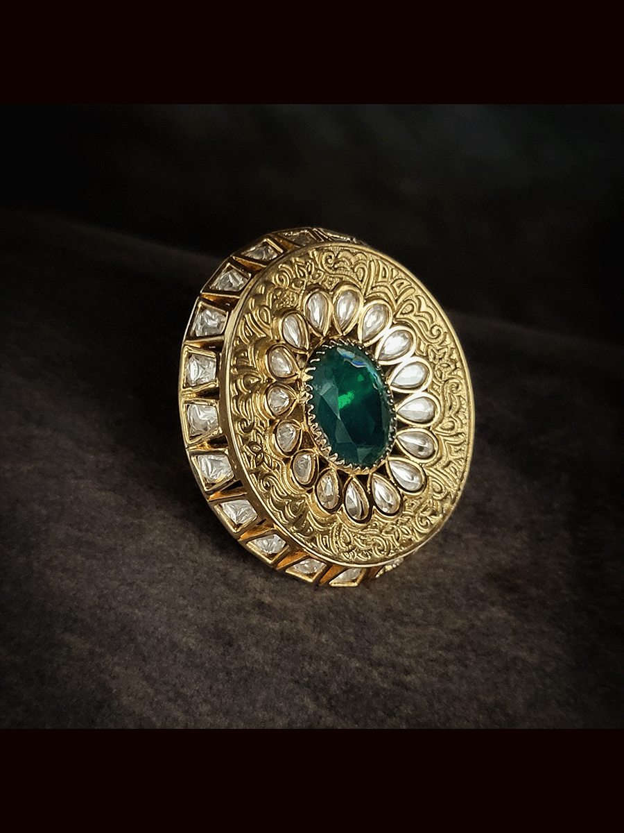 Bold oval kundan openeble ring with oval stone in the center and kundan detailing on sides