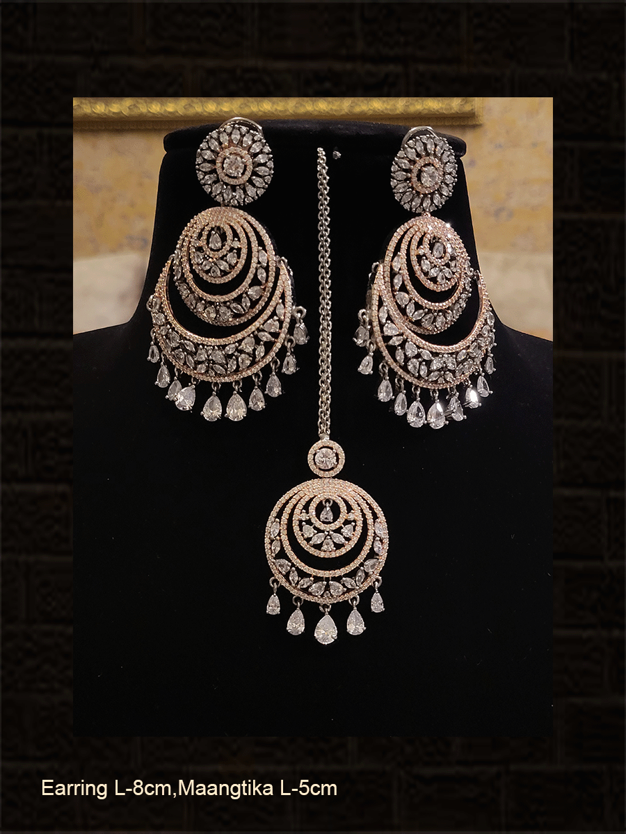 చాంద్బాలీ రంగుల చుక్కలు మరియు మాంగ్టికాతో పొడవాటి AD చెవిపోగులను డిజైన్ చేశాడు