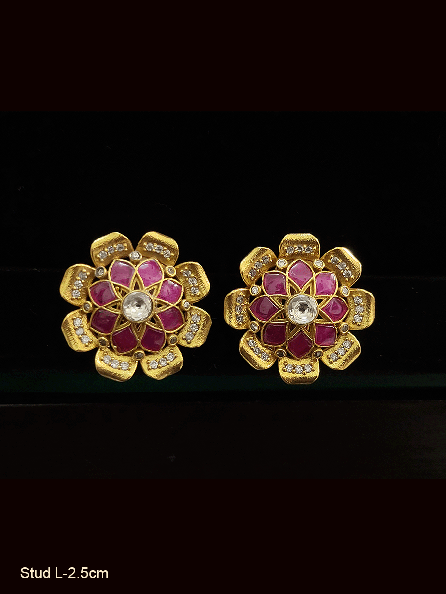 कुन्दन और एडी स्टड से जड़ित फूल डिजाइन पत्थर