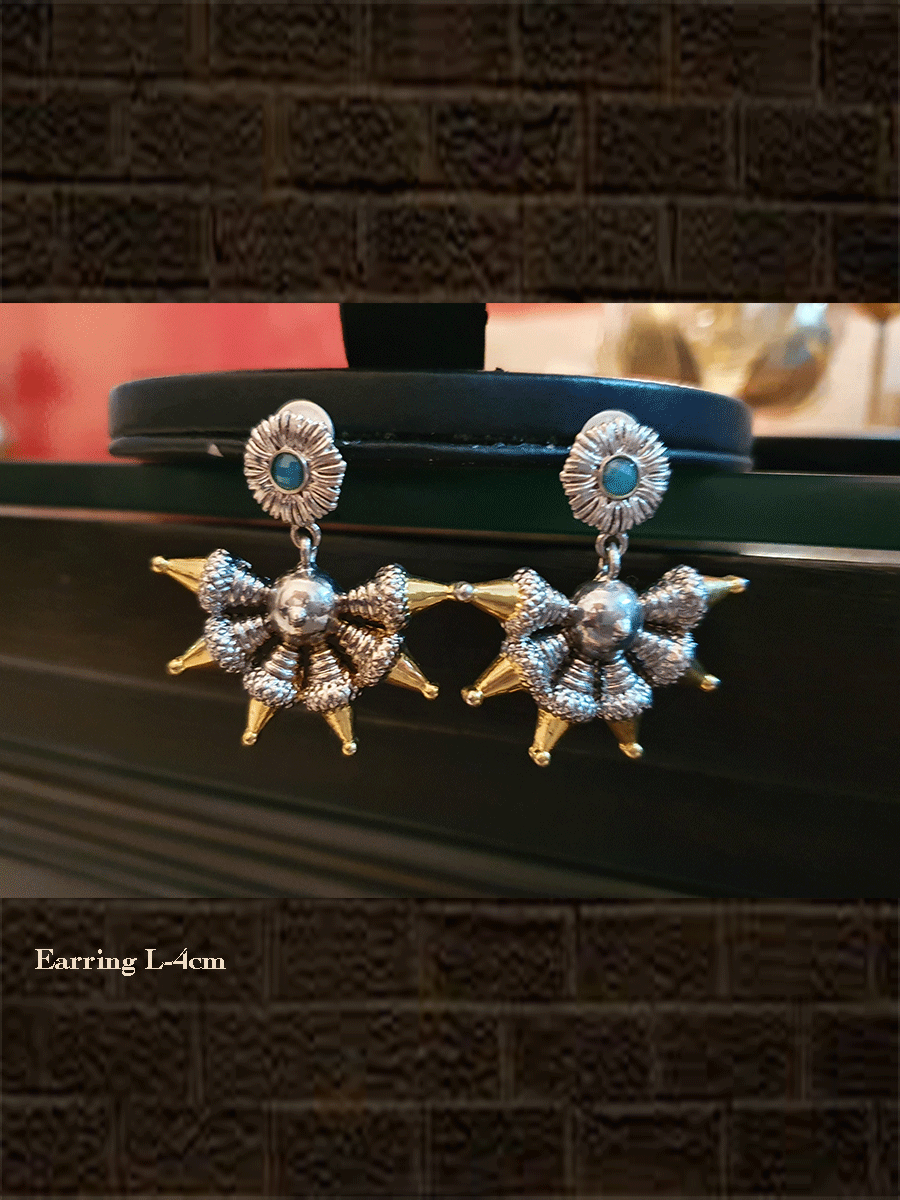 Half wheel dual finish green stone earring - Odara Jewellery