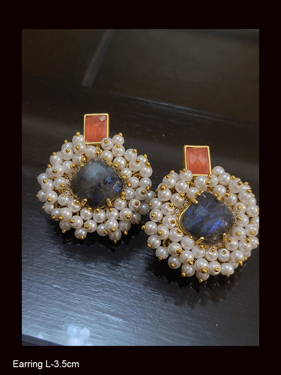 Pearly cluster lace around natural stone of rectangular stone top