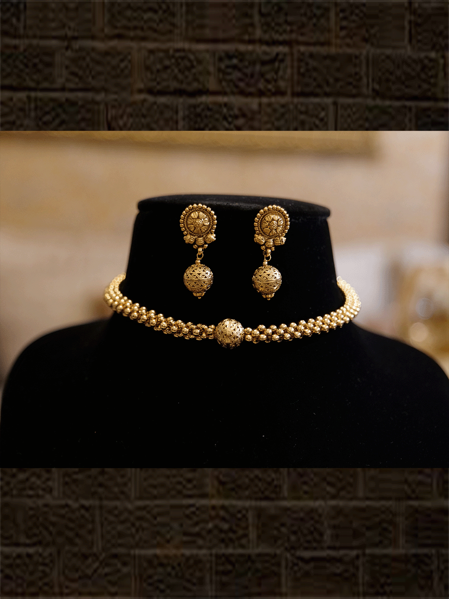 Woven gold bead side string set with gold bead in the center - Odara Jewellery