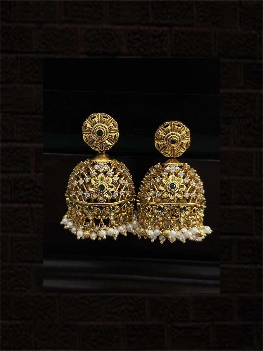 Broad zircon studded circular design set with wavy bottom design