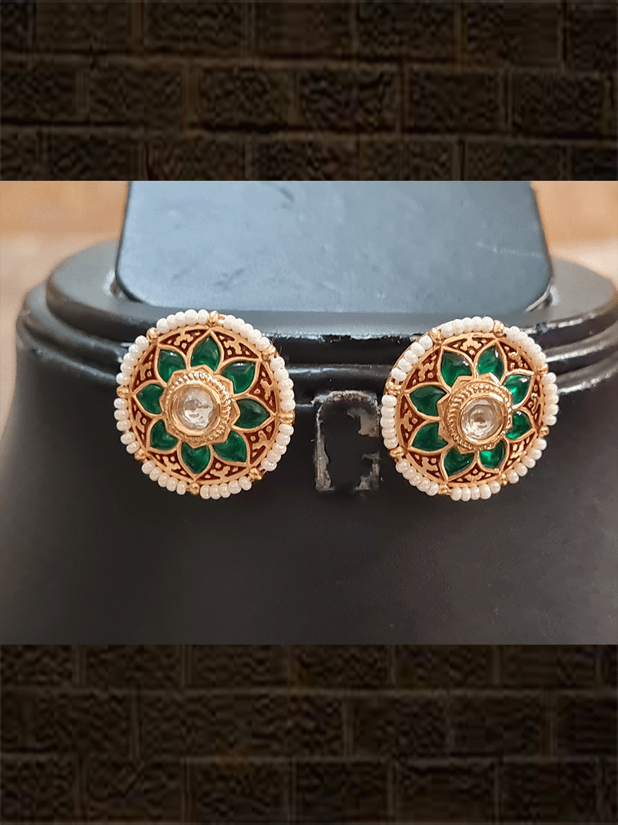 Pirohi work choker set with kundan circular tukdi in the centre - Odara Jewellery
