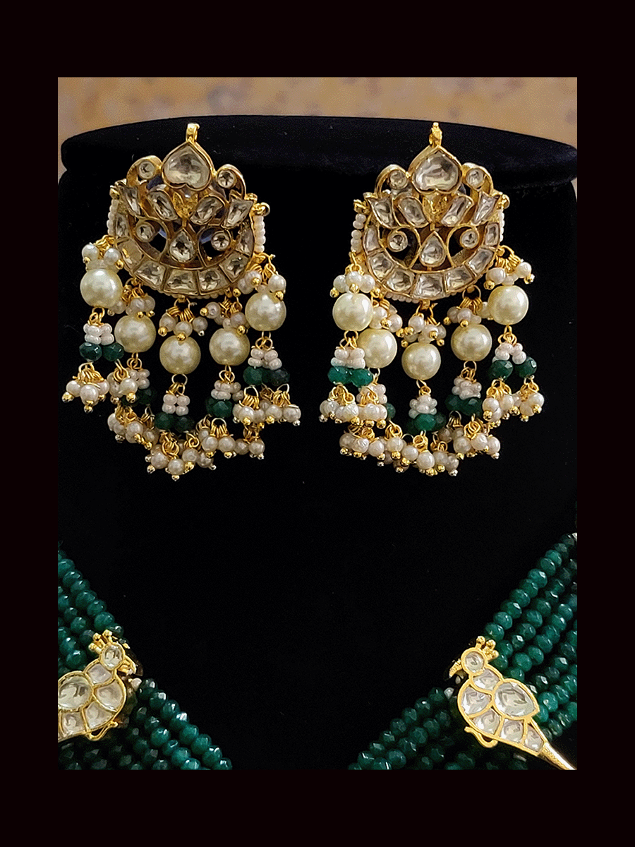 छह स्ट्रिंग बोल्ड पेंडेंट पाची कुंदन सेट में मोर की टुकड़ियाँ